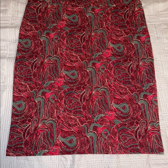 Lularoe fitted & stretchy type skirt, Size L in red and green EUC - Picture 4 of 15